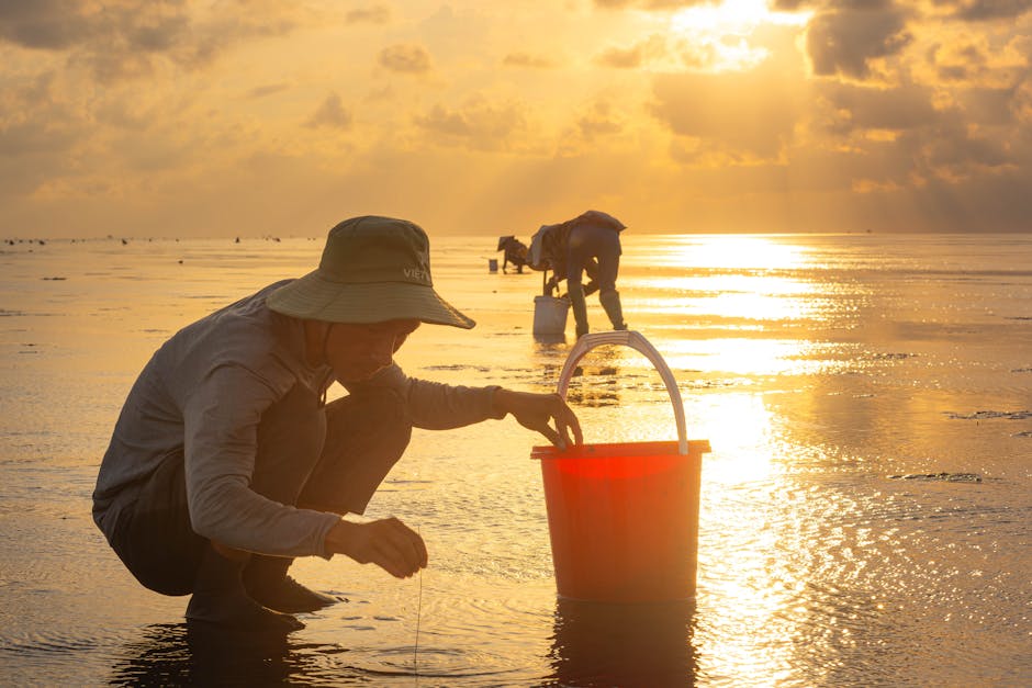 Técnico tomando muestra de agua en playa para análisis de calidad