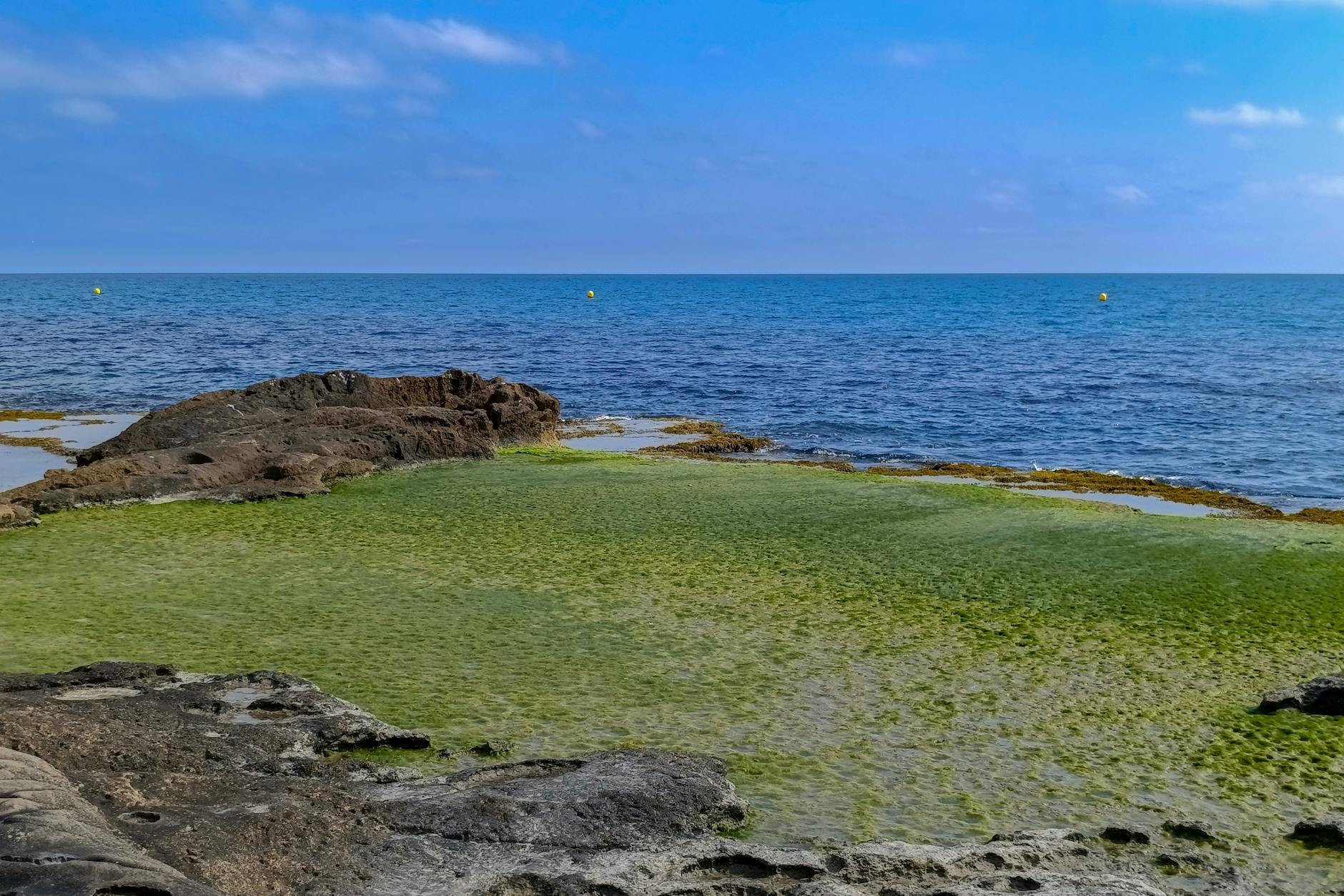 Playa con bandera azul en la costa española